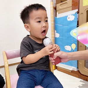 元気にインタビューにこたえる子ども