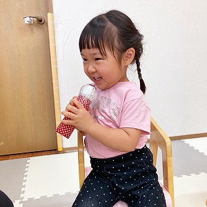 笑顔でインタビューにこたえる子ども