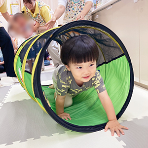 トンネルをくぐる子ども