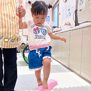 平均台を渡る子ども