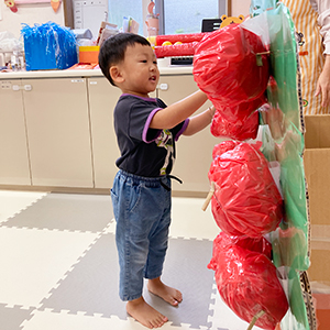 障害物走でりんごの実をとる子ども
