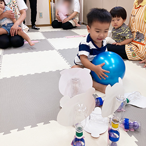 ボーリングに挑戦する子ども