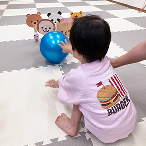 ボーリングに挑戦する子ども