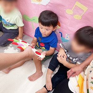 エプロンシアターの最後に出てきた大きなケーキをみつめる子ども