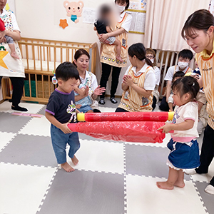 お友だちを協力してボール運び