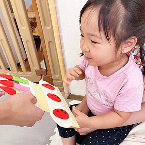 エプロンシアターの最後に出てきた大きなケーキを嬉しそうにみつめる子ども