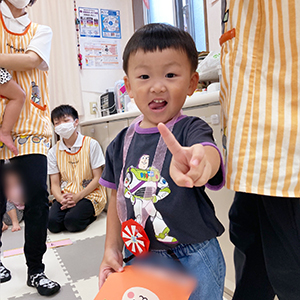表彰式で喜び子ども