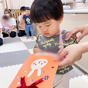 表彰式のメダルを眺める子ども