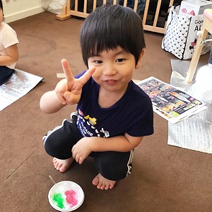 かき氷を目の前に置きピースサインをする子ども