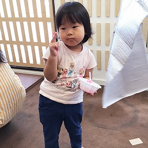 かき氷を持ってピースサインをする子ども