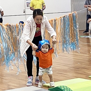 保護者と手をつないで歩く子ども