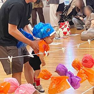 保護者に抱えられてレースに参加する子ども