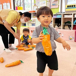 にんじんを持って走る子ども
