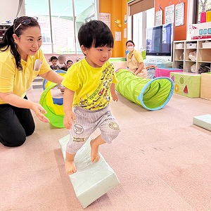 平均台を歩く子ども