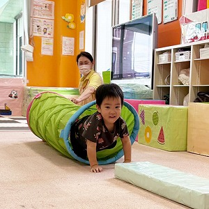 トンネルをくぐる子ども