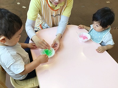 みんなでかき氷を食べる園児たち