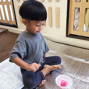 作ったかき氷をみつめる子ども