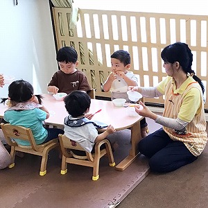かき氷を食べる園児と先生