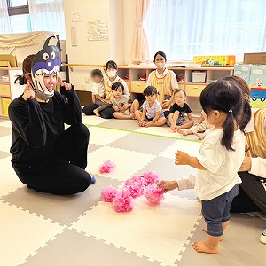 1歳児の競技 バイキンマンをやっつける子ども