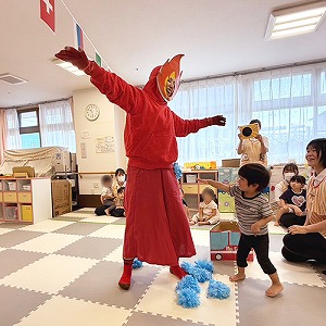 1歳児の競技 水の玉で炎を消す子ども