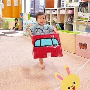 新幹線の箱に入って走る子ども