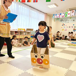 2歳児の障害物競争 アンパンマン号に乗って走る子ども
