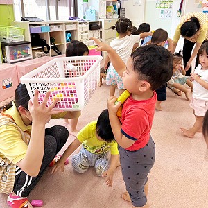 真剣な表情でカゴに玉を入れる子どもたち