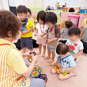 首から掛けたメダルをじっとみつめる子どもたち
