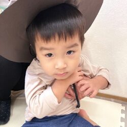 魔女の帽子を被る子ども