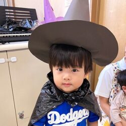 魔女の帽子を被る子ども