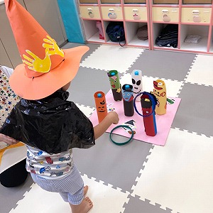 モンスターの輪投げをする子ども
