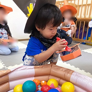 キャンディーを探す子ども