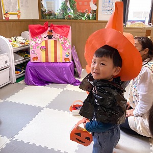 魔女の大きなお屋敷を見つけた子ども