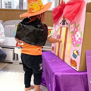 魔女の大きなお屋敷の扉を叩く子ども