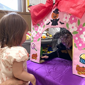 魔女にお菓子をもらう子ども