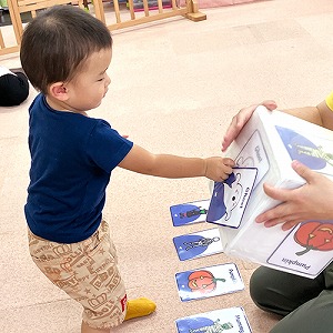 カードを指さす子ども