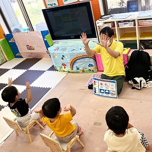 天気の表現を学ぶ子どもたち