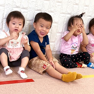 英語レッスンを受ける子どもたち