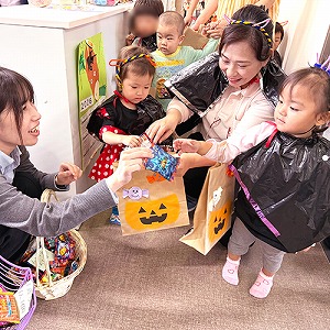 仮装してお菓子をもらう子どもたち