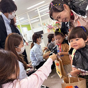 仮装してお菓子をもらう子どもたち