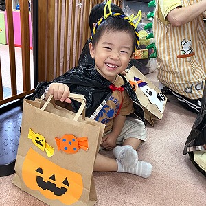 お菓子をもらって笑顔を見せる子どもたち