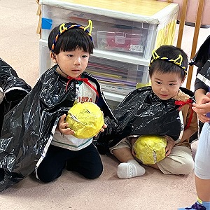 仮装をしてボウリングの玉を持つ子どもたち