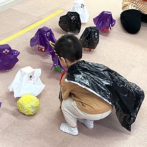 ボウリングに挑戦する子ども