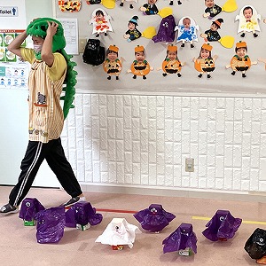 おばけのボウリングのピンが並ぶ様子