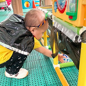おばけを探す子ども