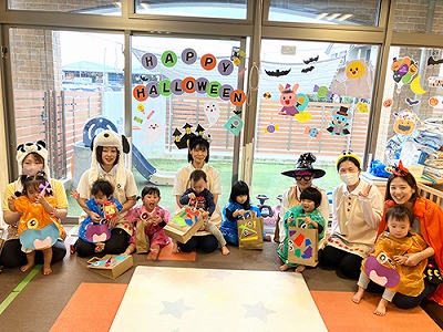 仮装してハロウィーン会に参加する子どもたちと保育士