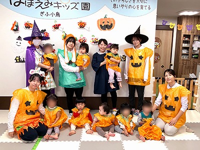 仮装してハロウィーン会に参加する子どもたちと保育士