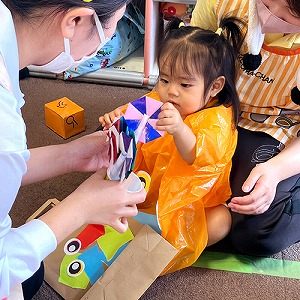お菓子をもらう子ども