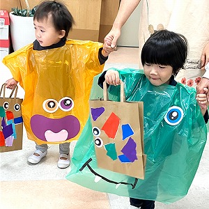 お菓子が入った袋を持つ子どもたち