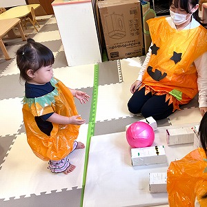ボウリングに挑戦する子ども
